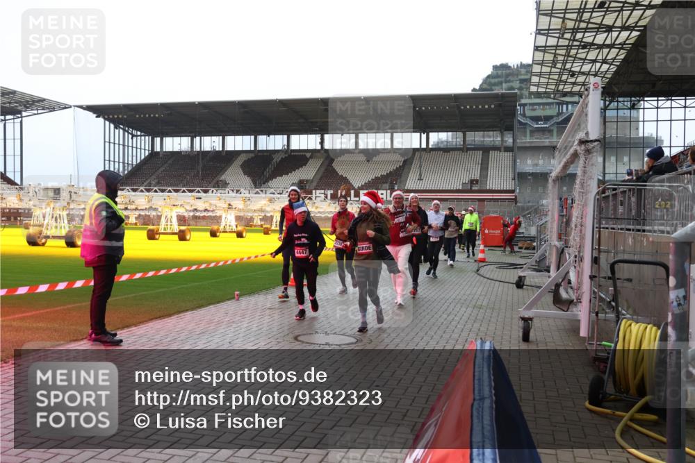 07.12.2025 - St. Pauli X-Mass-Run No. 15 Luisa Fischer http://msf.ph/oto/9382323 07.12.2025 10:48:56 Ziel 4447, 2239, 2267, 223, 233, 290, 577, 590, 592, 633, 876, 935, 1009, 1087, 1188, 1189, 1195, 1265, 1267, 1515, 1516, 1517, 1521, 1895, 2028, 2146, 2147, 2232, 2233, 2235, 2239, 2241, 2268, 2269, 2339, 2501, 2512, 2515, 2796, 2797, 2803, 3017, 3018, 3019, 3346, 3598, 4229, 4447, 4598 meine-sportfotos.de