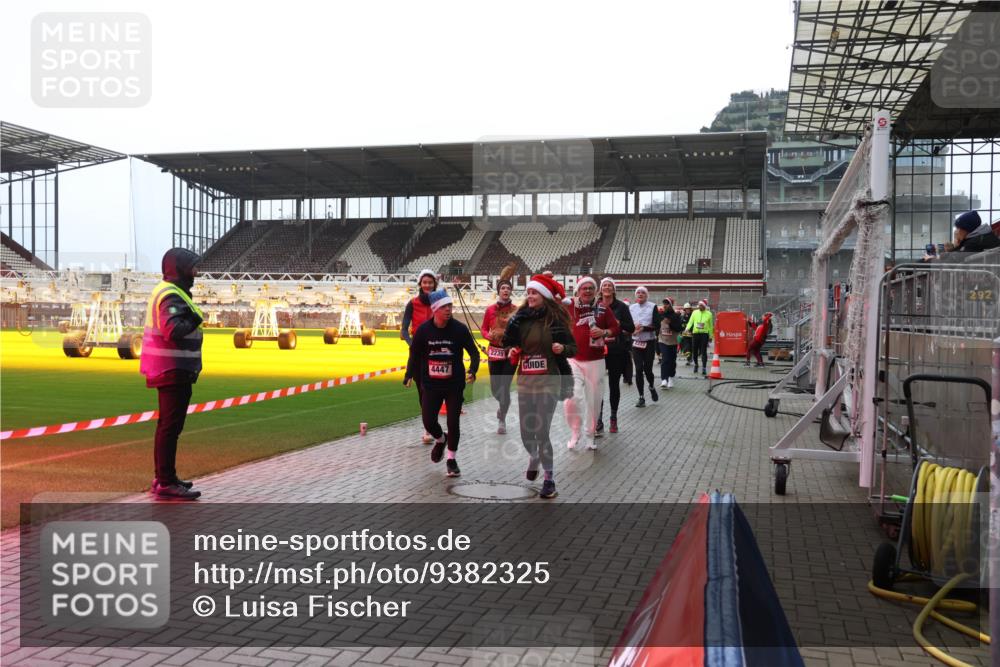 07.12.2025 - St. Pauli X-Mass-Run No. 15 Luisa Fischer http://msf.ph/oto/9382325 07.12.2025 10:48:57 Ziel 4447, 2233, 2239, 292, 233, 290, 577, 590, 592, 633, 876, 935, 1009, 1087, 1188, 1189, 1195, 1265, 1267, 1515, 1516, 1517, 1521, 1895, 2028, 2146, 2147, 2232, 2233, 2235, 2239, 2241, 2268, 2269, 2339, 2501, 2512, 2515, 2796, 2797, 2803, 3017, 3018, 3019, 3346, 3598, 4229, 4447, 4598 meine-sportfotos.de