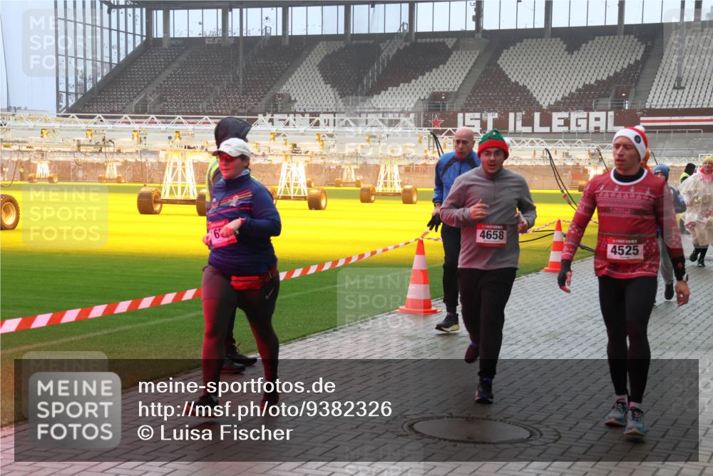 07.12.2025 - St. Pauli X-Mass-Run No. 15 Luisa Fischer http://msf.ph/oto/9382326 07.12.2025 10:12:27 Ziel 4, 7, 4658, 4525, 670, 756, 1389, 1526, 1687, 1688, 1833, 2177, 2906, 2909, 3085, 3761, 3767, 3870, 3909, 3932, 3935, 4658 meine-sportfotos.de
