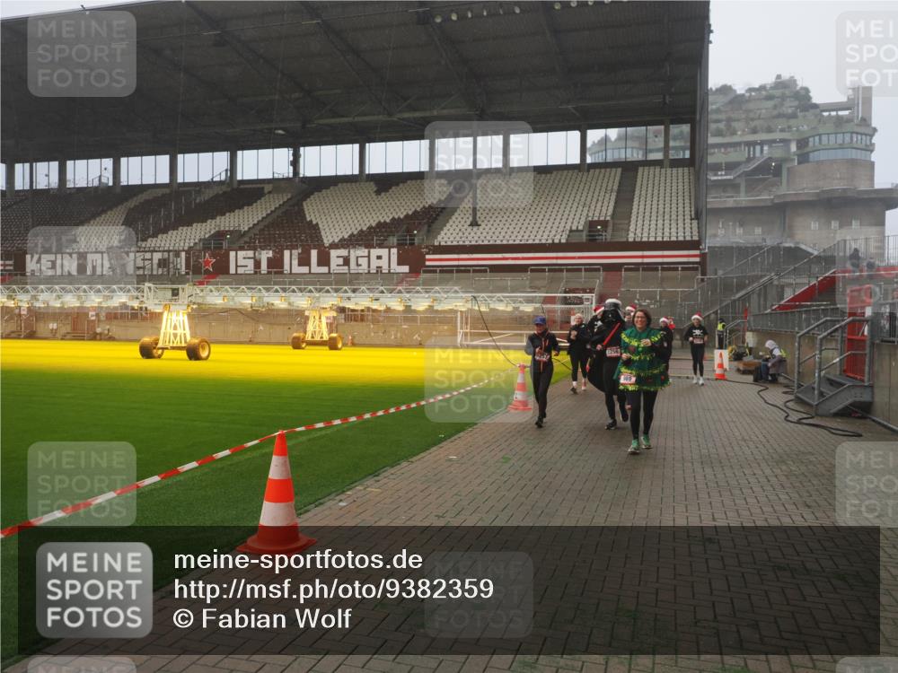 07.12.2025 - St. Pauli X-Mass-Run No. 15 Fabian Wolf http://msf.ph/oto/9382359 07.12.2025 10:09:56 Ziel 989, 1026, 1256, 1257, 1678, 2502, 2504, 2560, 3245, 3246, 3410, 3411 meine-sportfotos.de