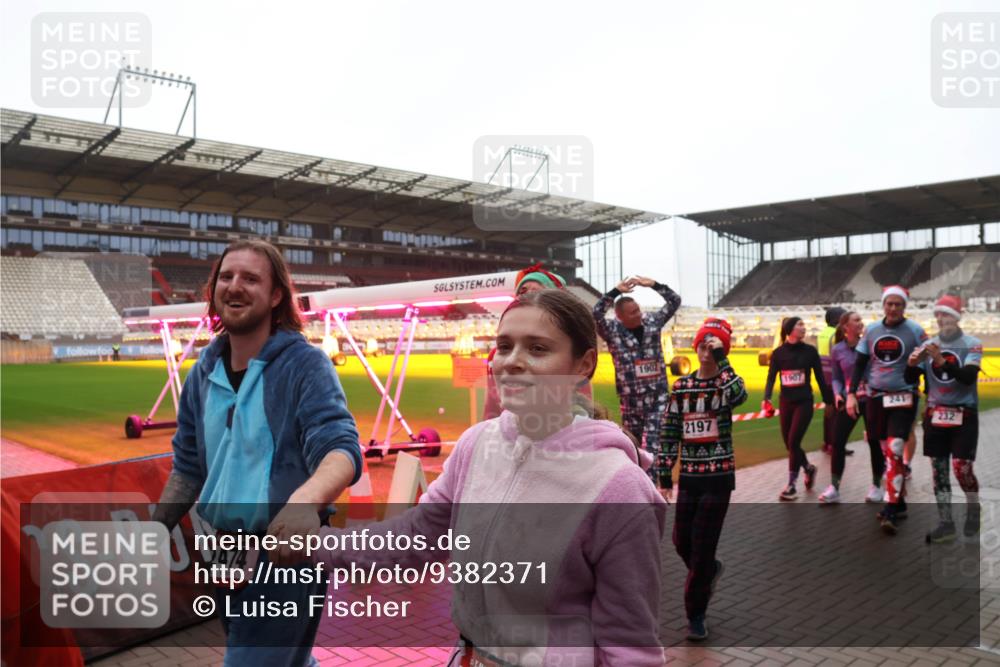 07.12.2025 - St. Pauli X-Mass-Run No. 15 Luisa Fischer http://msf.ph/oto/9382371 07.12.2025 11:22:32 Ziel 2474, 1902, 2197, 1907, 241, 232, 1, 1284, 1297, 1775, 1779, 1904, 1939, 2812, 3474, 3475, 3820, 3821 meine-sportfotos.de