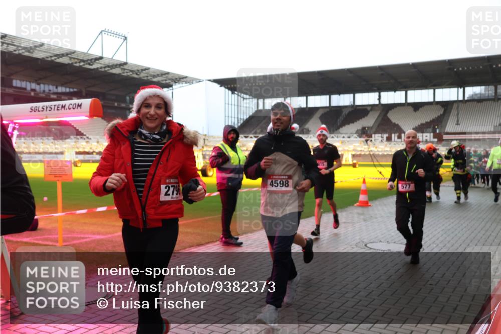 07.12.2025 - St. Pauli X-Mass-Run No. 15 Luisa Fischer http://msf.ph/oto/9382373 07.12.2025 10:49:03 Ziel 2796, 4598, 577, 233, 290, 379, 577, 590, 592, 633, 876, 935, 1009, 1087, 1188, 1189, 1265, 1267, 1515, 1516, 1517, 1521, 1895, 2028, 2232, 2233, 2235, 2239, 2241, 2268, 2269, 2339, 2501, 2512, 2515, 2796, 2797, 2803, 3017, 3018, 3019, 3346, 3598, 4229, 4447, 4598 meine-sportfotos.de