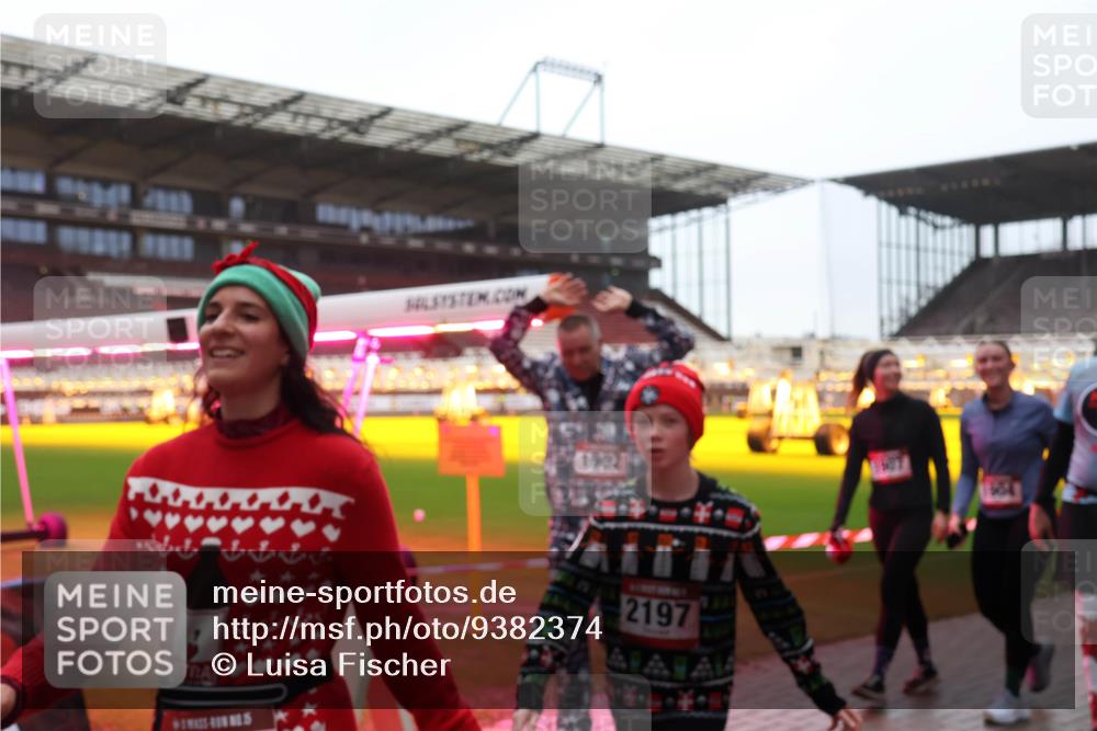 07.12.2025 - St. Pauli X-Mass-Run No. 15 Luisa Fischer http://msf.ph/oto/9382374 07.12.2025 11:22:33 Ziel 1902, 444, 2197, 1284, 1297, 1775, 1779, 1904, 1939, 2812, 3127, 3474, 3475, 3820, 3821 meine-sportfotos.de