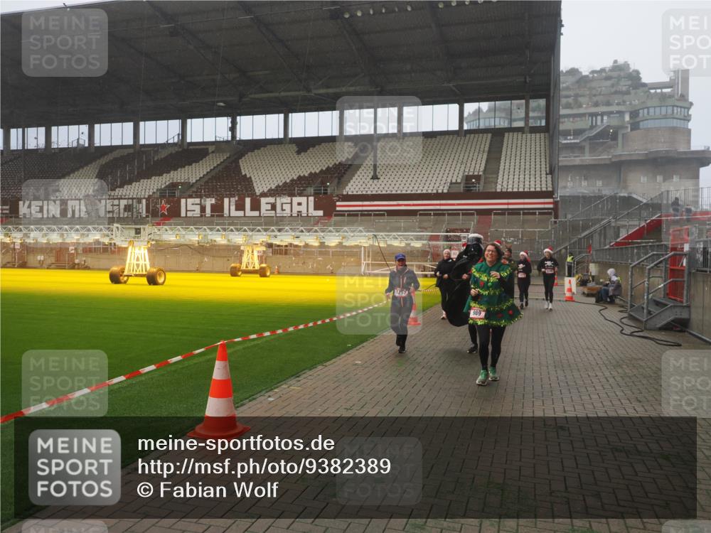 07.12.2025 - St. Pauli X-Mass-Run No. 15 Fabian Wolf http://msf.ph/oto/9382389 07.12.2025 10:09:57 Ziel 989, 1026, 1256, 1257, 1678, 2502, 2504, 2560, 3245, 3246, 3410, 3411 meine-sportfotos.de
