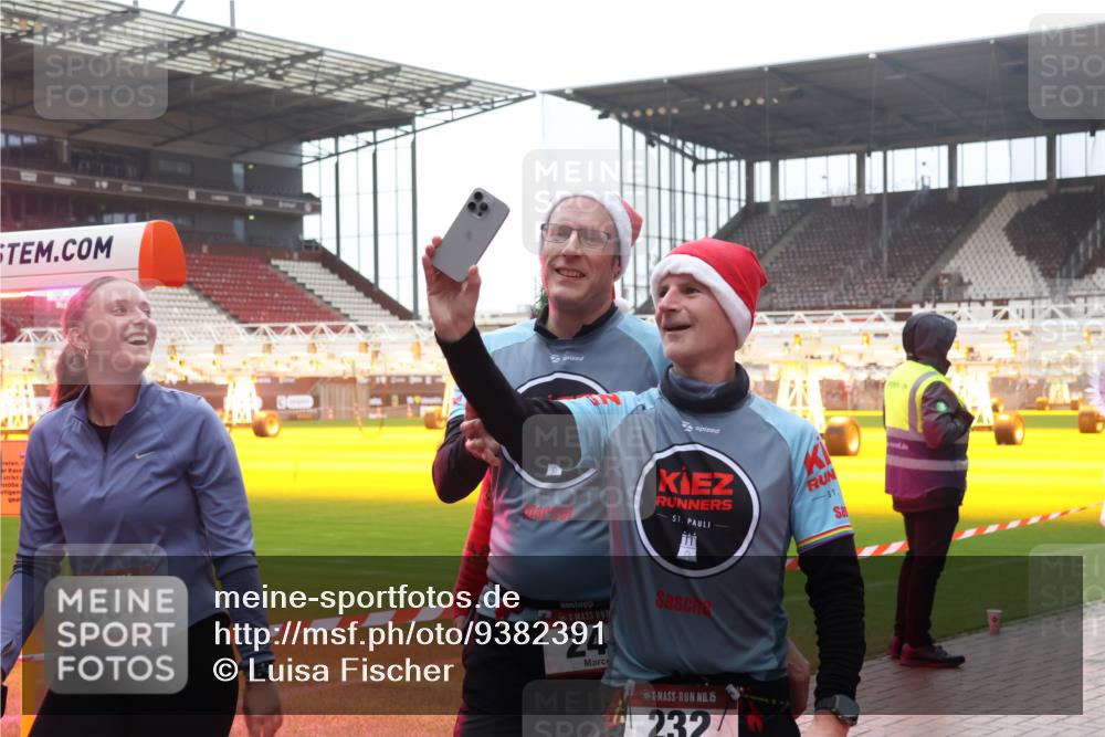 07.12.2025 - St. Pauli X-Mass-Run No. 15 Luisa Fischer http://msf.ph/oto/9382391 07.12.2025 11:22:35 Ziel 15, 1904, 24, 15, 232, 1284, 1297, 1775, 1779, 1904, 1939, 2550, 2557, 2812, 2985, 3127, 3474, 3475, 3820, 3821 meine-sportfotos.de