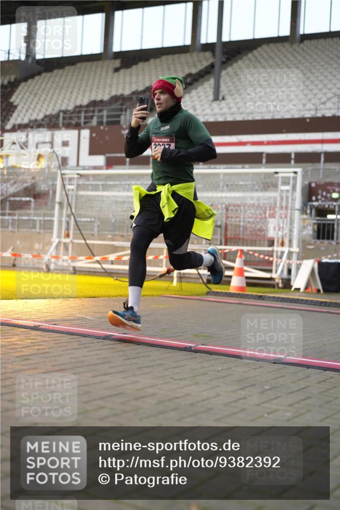 07.12.2025 - St. Pauli X-Mass-Run No. 15 Patografie http://msf.ph/oto/9382392 07.12.2025 10:21:24 Ziel 149, 270, 1326, 2173, 2927, 2997, 3062, 3091, 3384, 3540, 3541, 3848, 3849, 3988, 4117, 4158, 4169, 4170 meine-sportfotos.de
