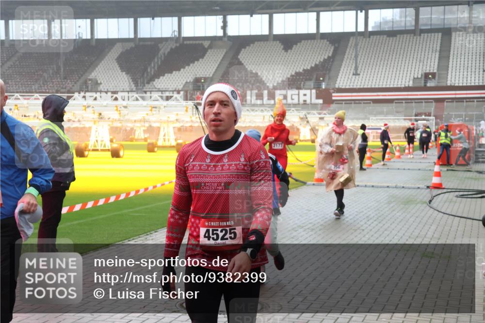 07.12.2025 - St. Pauli X-Mass-Run No. 15 Luisa Fischer http://msf.ph/oto/9382399 07.12.2025 10:12:30 Ziel 15, 4525, 2177, 756, 670, 756, 1070, 1072, 1074, 1077, 1389, 1526, 1687, 1688, 1833, 2177, 2906, 2909, 3085, 3761, 3767, 3870, 3909, 3932, 3935, 4658 meine-sportfotos.de