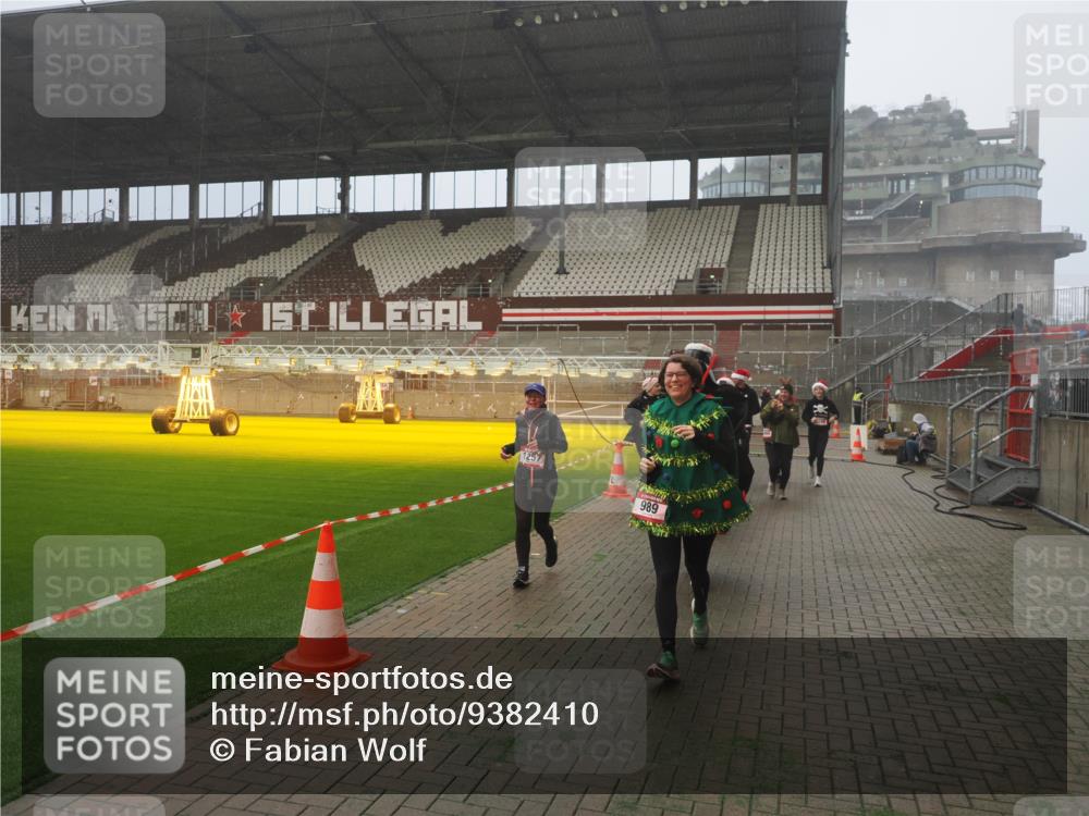 07.12.2025 - St. Pauli X-Mass-Run No. 15 Fabian Wolf http://msf.ph/oto/9382410 07.12.2025 10:09:58 Ziel 989, 1026, 1256, 1257, 1678, 2502, 2504, 2560, 3245, 3246, 3410, 3411 meine-sportfotos.de