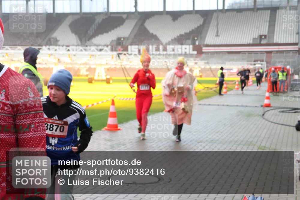 07.12.2025 - St. Pauli X-Mass-Run No. 15 Luisa Fischer http://msf.ph/oto/9382416 07.12.2025 10:12:31 Ziel 3870, 2177, 670, 756, 1070, 1072, 1074, 1077, 1389, 1526, 1687, 1688, 1833, 2177, 2906, 2909, 3085, 3761, 3767, 3870, 3909, 3932, 3935, 4658 meine-sportfotos.de