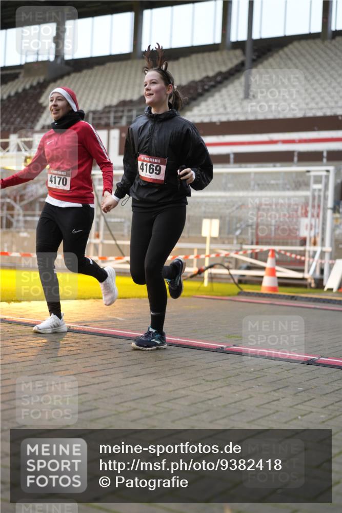 07.12.2025 - St. Pauli X-Mass-Run No. 15 Patografie http://msf.ph/oto/9382418 07.12.2025 10:21:26 Ziel 149, 270, 1326, 2173, 2927, 2997, 3062, 3091, 3384, 3540, 3541, 3848, 3849, 3988, 4117, 4158, 4169, 4170 meine-sportfotos.de