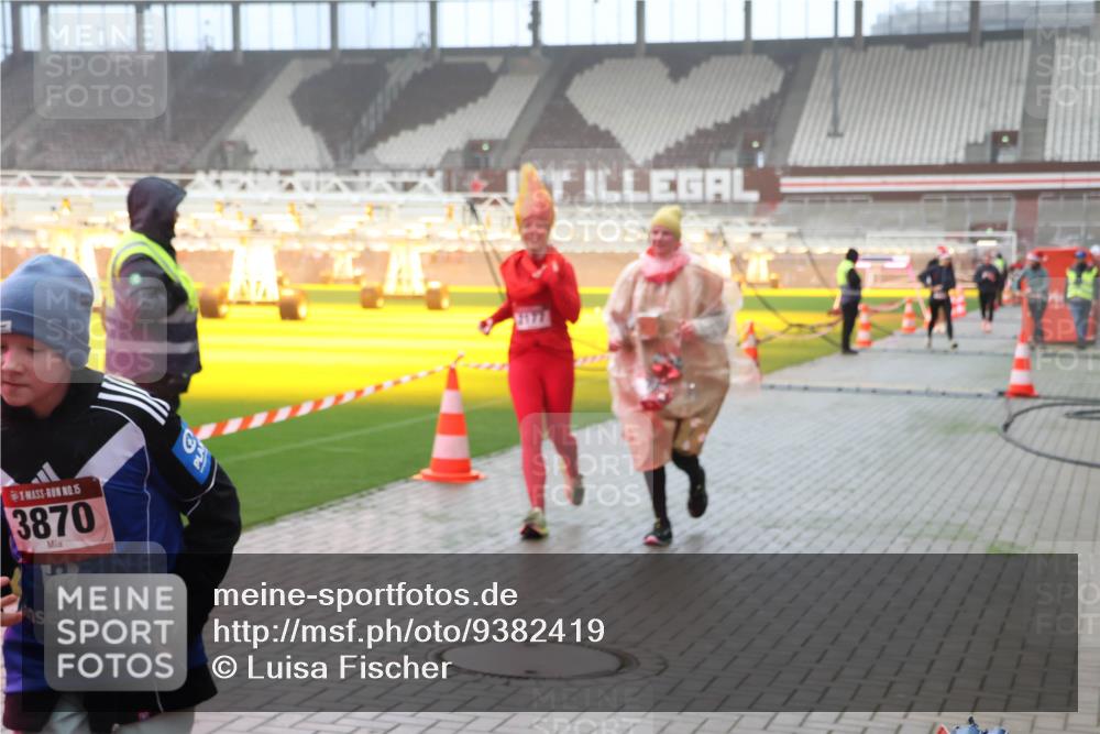 07.12.2025 - St. Pauli X-Mass-Run No. 15 Luisa Fischer http://msf.ph/oto/9382419 07.12.2025 10:12:32 Ziel 15, 3870, 670, 756, 1070, 1072, 1074, 1077, 1389, 1526, 1687, 1688, 1833, 2177, 2906, 2909, 3085, 3761, 3767, 3870, 3909, 3932, 3935, 4658 meine-sportfotos.de