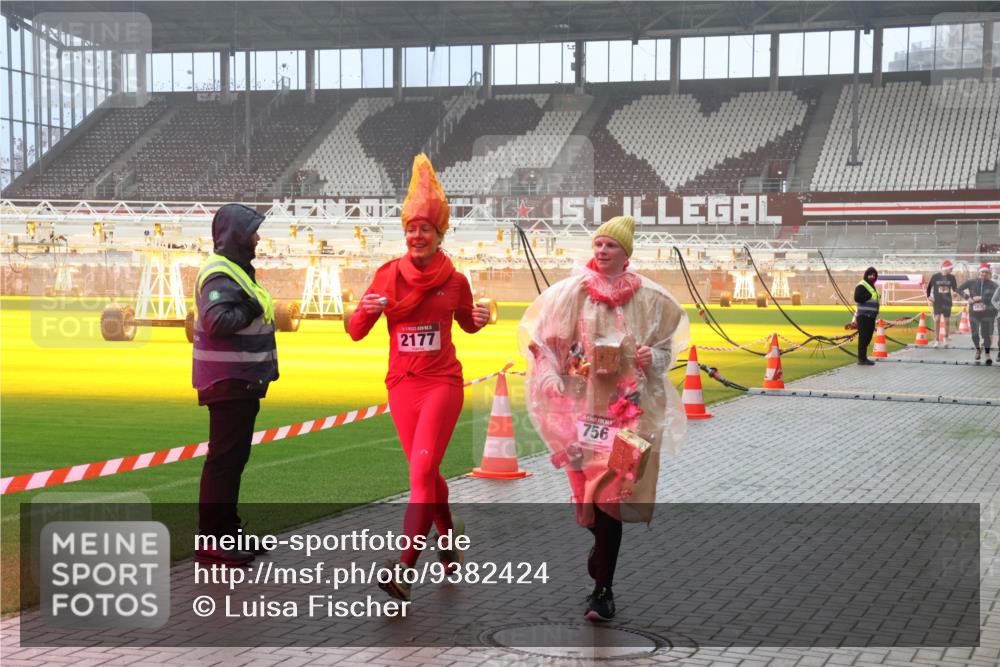 07.12.2025 - St. Pauli X-Mass-Run No. 15 Luisa Fischer http://msf.ph/oto/9382424 07.12.2025 10:12:33 Ziel 2177, 756, 3935, 670, 756, 1070, 1072, 1074, 1077, 1389, 1526, 1687, 1688, 1833, 2177, 2906, 3761, 3767, 3870, 3909, 3932, 3935, 4658 meine-sportfotos.de