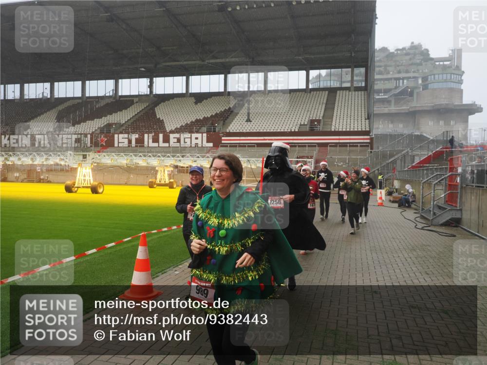 07.12.2025 - St. Pauli X-Mass-Run No. 15 Fabian Wolf http://msf.ph/oto/9382443 07.12.2025 10:09:59 Ziel 989, 1026, 1256, 1257, 1678, 2502, 2504, 2560, 3245, 3246, 3410, 3411 meine-sportfotos.de