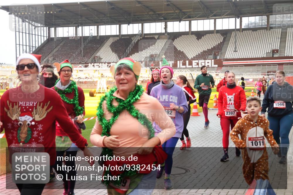 07.12.2025 - St. Pauli X-Mass-Run No. 15 Luisa Fischer http://msf.ph/oto/9382454 07.12.2025 10:49:14 Ziel 1521, 92, 2512, 2397, 1566, 1019, 233, 290, 379, 577, 590, 592, 633, 935, 1009, 1019, 1087, 1155, 1164, 1166, 1188, 1189, 1265, 1267, 1515, 1516, 1517, 1521, 1895, 2232, 2233, 2235, 2239, 2241, 2268, 2269, 2512, 2515, 2796, 2797, 2803, 3017, 3019, 3346, 3369, 4447, 4598 meine-sportfotos.de