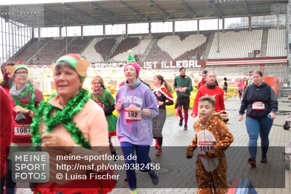 07.12.2025 - St. Pauli X-Mass-Run No. 15 Luisa Fischer http://msf.ph/oto/9382456 07.12.2025 10:49:15 Ziel 1087, 592, 1010, 1566, 233, 290, 379, 577, 590, 592, 633, 935, 1009, 1019, 1087, 1155, 1164, 1166, 1188, 1189, 1265, 1267, 1515, 1516, 1517, 1521, 1895, 2232, 2233, 2235, 2239, 2241, 2268, 2269, 2512, 2515, 2796, 2797, 2803, 3017, 3019, 3346, 3369, 4447, 4598 meine-sportfotos.de