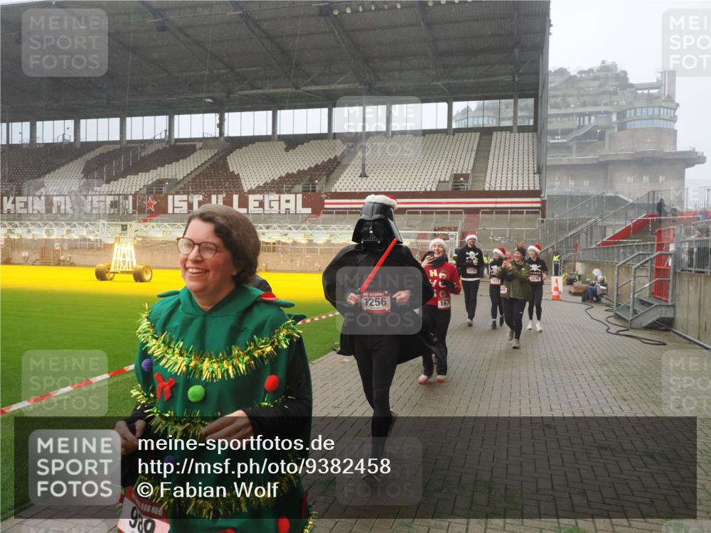07.12.2025 - St. Pauli X-Mass-Run No. 15 Fabian Wolf http://msf.ph/oto/9382458 07.12.2025 10:09:59 Ziel 989, 1026, 1256, 1257, 1678, 2502, 2504, 2560, 3245, 3246, 3410, 3411 meine-sportfotos.de