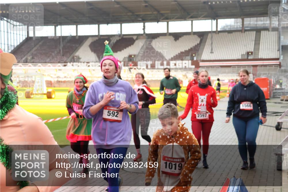 07.12.2025 - St. Pauli X-Mass-Run No. 15 Luisa Fischer http://msf.ph/oto/9382459 07.12.2025 10:49:15 Ziel 592, 2397, 1566, 1019, 233, 290, 379, 577, 590, 592, 633, 935, 1009, 1019, 1087, 1155, 1164, 1166, 1188, 1189, 1265, 1267, 1515, 1516, 1517, 1521, 1895, 2232, 2233, 2235, 2239, 2241, 2268, 2269, 2512, 2515, 2796, 2797, 2803, 3017, 3019, 3346, 3369, 4447, 4598 meine-sportfotos.de