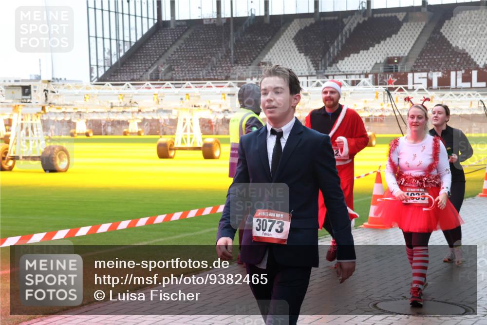 07.12.2025 - St. Pauli X-Mass-Run No. 15 Luisa Fischer http://msf.ph/oto/9382465 07.12.2025 11:22:45 Ziel 15, 3073, 1022, 7607, 520, 1284, 1297, 1349, 1391, 1431, 1775, 1779, 1904, 2550, 2557, 2812, 2985, 3127, 3474, 3475, 3820, 3821 meine-sportfotos.de