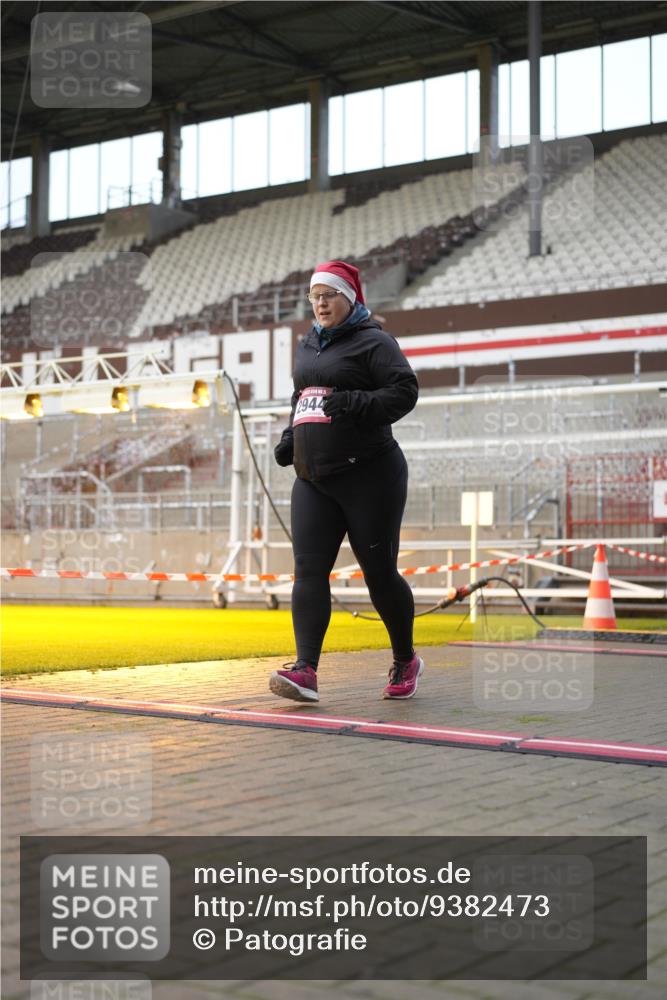 07.12.2025 - St. Pauli X-Mass-Run No. 15 Patografie http://msf.ph/oto/9382473 07.12.2025 10:21:46 Ziel 2944, 2945 meine-sportfotos.de