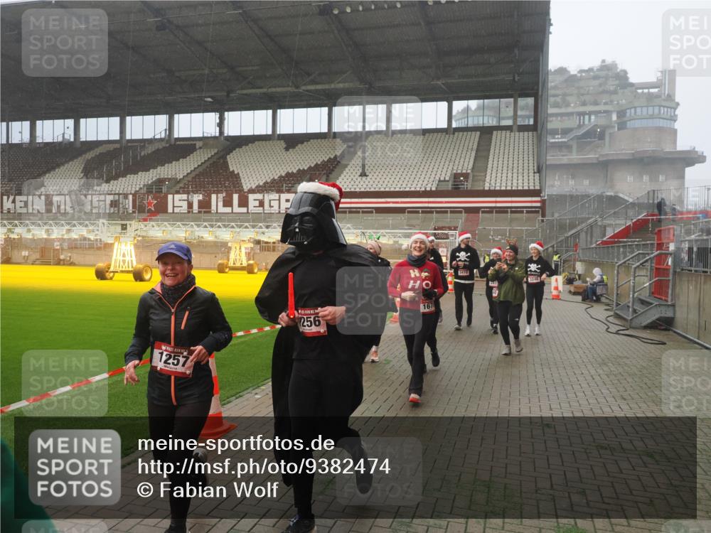 07.12.2025 - St. Pauli X-Mass-Run No. 15 Fabian Wolf http://msf.ph/oto/9382474 07.12.2025 10:10:00 Ziel 989, 1026, 1256, 1257, 1678, 1732, 2502, 2504, 2560, 3245, 3246, 3410, 3411 meine-sportfotos.de