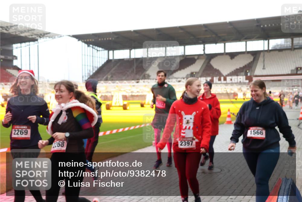 07.12.2025 - St. Pauli X-Mass-Run No. 15 Luisa Fischer http://msf.ph/oto/9382478 07.12.2025 10:49:17 Ziel 2269, 2268, 2512, 2397, 1566, 191, 194, 233, 290, 379, 471, 577, 590, 592, 633, 935, 1009, 1019, 1087, 1155, 1164, 1166, 1188, 1189, 1265, 1267, 1515, 1516, 1517, 1521, 1895, 2232, 2233, 2235, 2239, 2241, 2268, 2269, 2512, 2515, 2796, 2797, 2921, 2933, 3017, 3019, 3346, 3369, 4447, 4598 meine-sportfotos.de