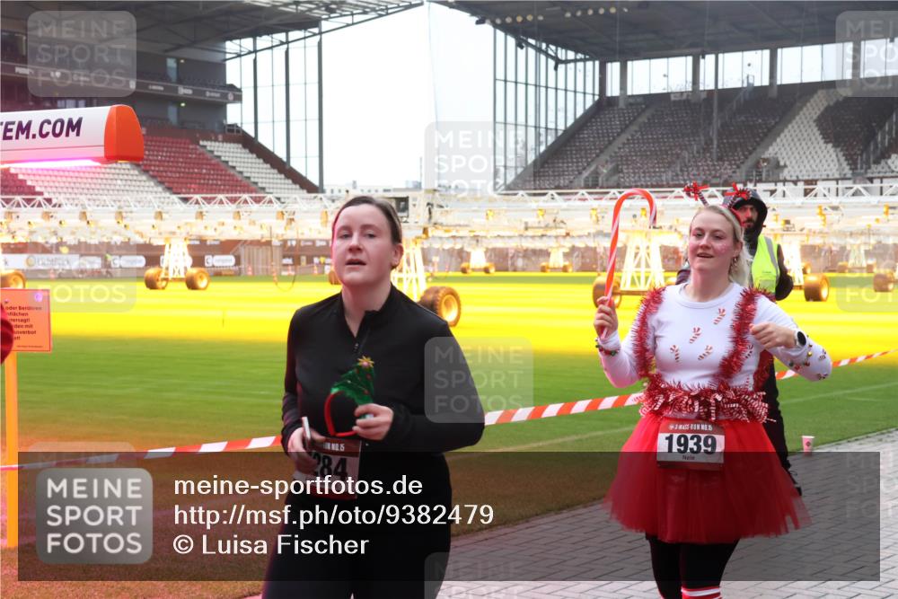 07.12.2025 - St. Pauli X-Mass-Run No. 15 Luisa Fischer http://msf.ph/oto/9382479 07.12.2025 11:22:49 Ziel 0, 15, 284, 15, 1939, 520, 1018, 1349, 1391, 1431, 1775, 1779, 1904, 2550, 2557, 2812, 2985, 3127, 3474, 3475, 3820, 3821 meine-sportfotos.de
