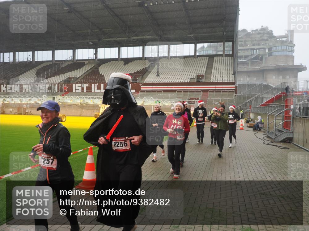 07.12.2025 - St. Pauli X-Mass-Run No. 15 Fabian Wolf http://msf.ph/oto/9382482 07.12.2025 10:10:00 Ziel 989, 1026, 1256, 1257, 1678, 1732, 2502, 2504, 2560, 3245, 3246, 3410, 3411 meine-sportfotos.de