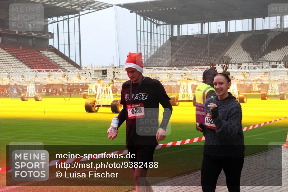 07.12.2025 - St. Pauli X-Mass-Run No. 15 Luisa Fischer http://msf.ph/oto/9382488 07.12.2025 10:12:48 Ziel 3, 18, 287, 15, 528, 152, 756, 1070, 1072, 1074, 1077, 1389, 1526, 1687, 1688, 1833, 2177, 2758, 2760, 2770, 3428, 3514, 3585, 3799, 3834, 3836, 3870, 3932, 4658 meine-sportfotos.de
