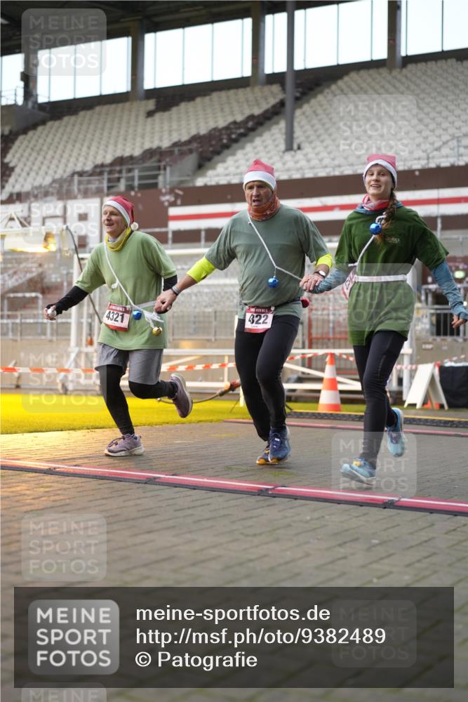 07.12.2025 - St. Pauli X-Mass-Run No. 15 Patografie http://msf.ph/oto/9382489 07.12.2025 10:21:52 Ziel 1488, 2944, 2945, 3999, 4000, 4321, 4322, 4323, 4415 meine-sportfotos.de