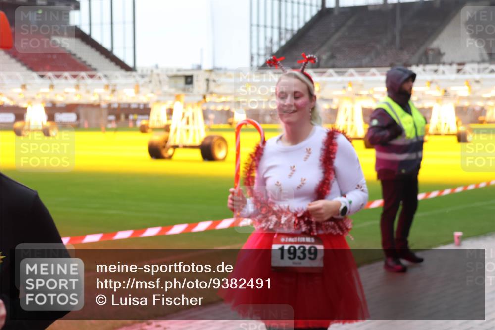 07.12.2025 - St. Pauli X-Mass-Run No. 15 Luisa Fischer http://msf.ph/oto/9382491 07.12.2025 11:22:49 Ziel 1939, 520, 1018, 1349, 1391, 1431, 1775, 1779, 1904, 2550, 2557, 2812, 2985, 3127, 3474, 3475, 3820, 3821 meine-sportfotos.de