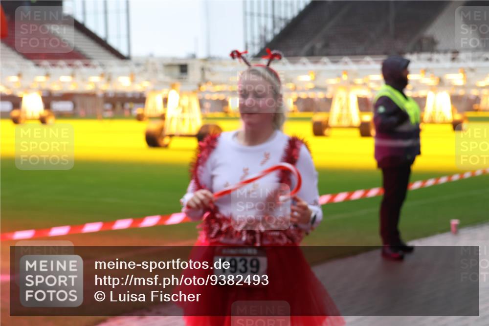 07.12.2025 - St. Pauli X-Mass-Run No. 15 Luisa Fischer http://msf.ph/oto/9382493 07.12.2025 11:22:50 Ziel 1939, 520, 1018, 1349, 1391, 1431, 1904, 2550, 2557, 2812, 2985, 3127, 3474, 3475, 3820, 3821 meine-sportfotos.de