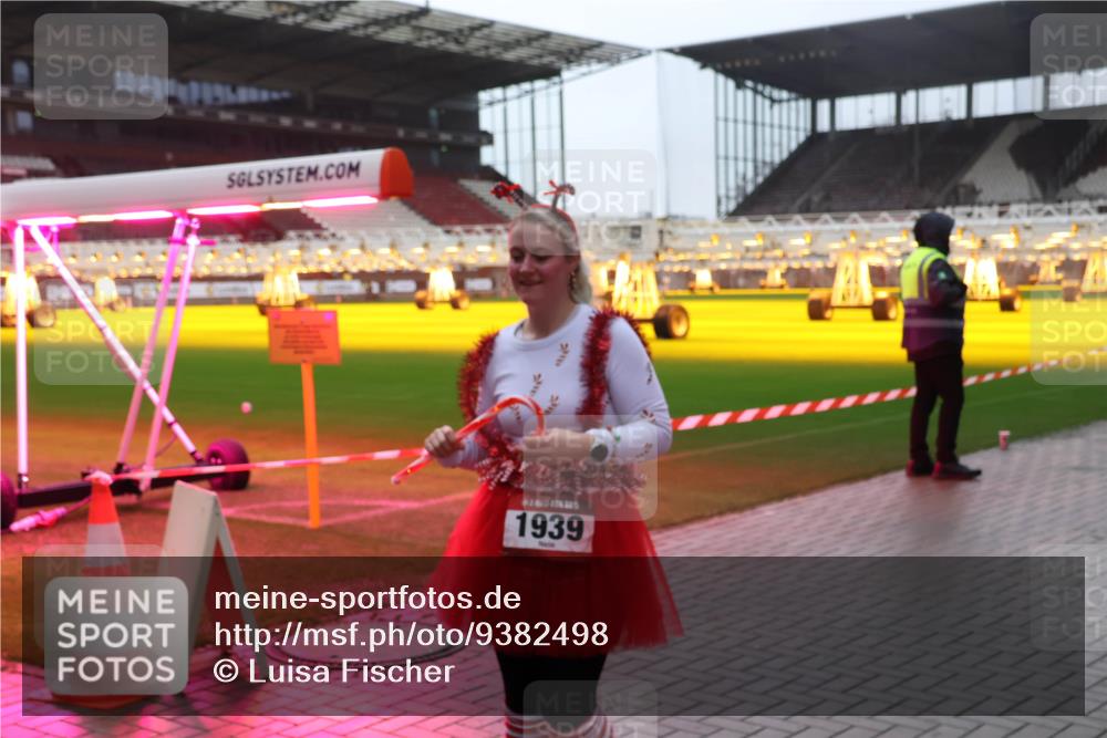 07.12.2025 - St. Pauli X-Mass-Run No. 15 Luisa Fischer http://msf.ph/oto/9382498 07.12.2025 11:22:50 Ziel 1939, 520, 1018, 1349, 1391, 1431, 1904, 2550, 2557, 2812, 2985, 3127, 3474, 3475, 3820, 3821 meine-sportfotos.de