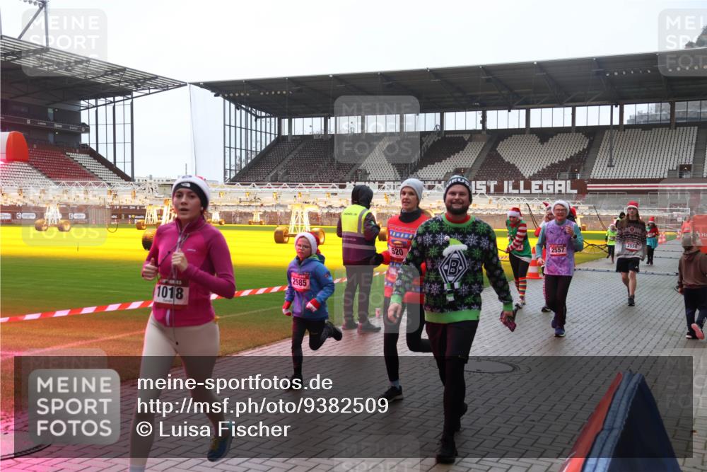 07.12.2025 - St. Pauli X-Mass-Run No. 15 Luisa Fischer http://msf.ph/oto/9382509 07.12.2025 11:22:55 Ziel 1018, 2985, 520, 2557, 520, 1018, 1349, 1391, 1431, 2550, 2557, 2812, 2985, 3127, 3474, 3475, 3820, 3821 meine-sportfotos.de