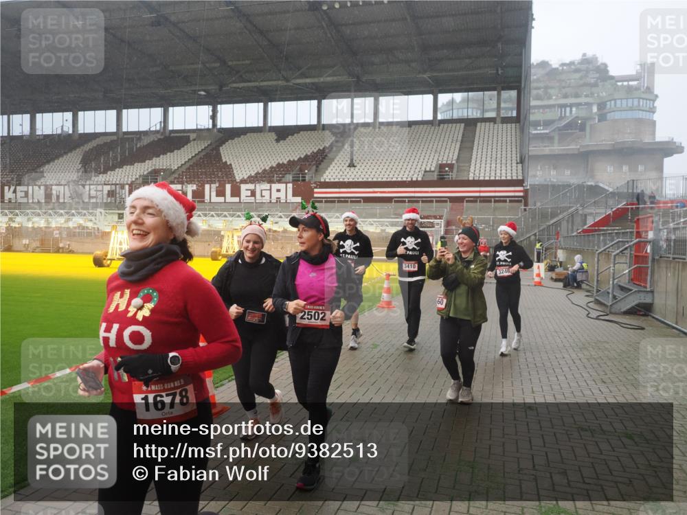 07.12.2025 - St. Pauli X-Mass-Run No. 15 Fabian Wolf http://msf.ph/oto/9382513 07.12.2025 10:10:01 Ziel 989, 1026, 1256, 1257, 1678, 1732, 2502, 2504, 2560, 3245, 3246, 3410, 3411 meine-sportfotos.de