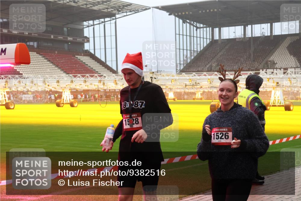 07.12.2025 - St. Pauli X-Mass-Run No. 15 Luisa Fischer http://msf.ph/oto/9382516 07.12.2025 10:12:48 Ziel 1887, 15, 1528, 15, 1526, 756, 1070, 1072, 1074, 1077, 1389, 1526, 1687, 1688, 1833, 2177, 2758, 2760, 2770, 3428, 3514, 3585, 3799, 3834, 3836, 3870, 3932, 4658 meine-sportfotos.de