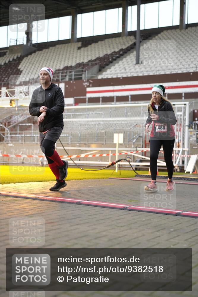 07.12.2025 - St. Pauli X-Mass-Run No. 15 Patografie http://msf.ph/oto/9382518 07.12.2025 10:21:54 Ziel 1488, 2944, 2945, 3999, 4000, 4321, 4322, 4323, 4415 meine-sportfotos.de