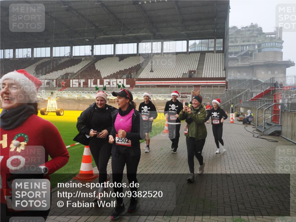 07.12.2025 - St. Pauli X-Mass-Run No. 15 Fabian Wolf http://msf.ph/oto/9382520 07.12.2025 10:10:02 Ziel 989, 1256, 1257, 1678, 1732, 2502, 2504, 2560, 3245, 3246, 3410, 3411 meine-sportfotos.de