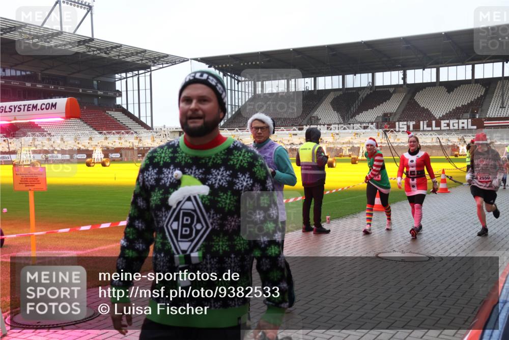 07.12.2025 - St. Pauli X-Mass-Run No. 15 Luisa Fischer http://msf.ph/oto/9382533 07.12.2025 11:22:57 Ziel 2550, 520, 1018, 1349, 1391, 1431, 2550, 2557, 2812, 2985, 3127, 3474, 3475, 3820, 3821 meine-sportfotos.de