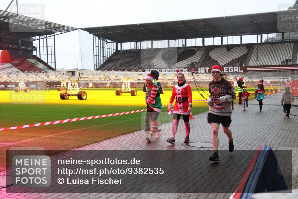 07.12.2025 - St. Pauli X-Mass-Run No. 15 Luisa Fischer http://msf.ph/oto/9382535 07.12.2025 11:22:59 Ziel 2550, 1391, 520, 1018, 1349, 1391, 1431, 2550, 2557, 2812, 2985, 3127, 3474, 3475, 3820, 3821 meine-sportfotos.de