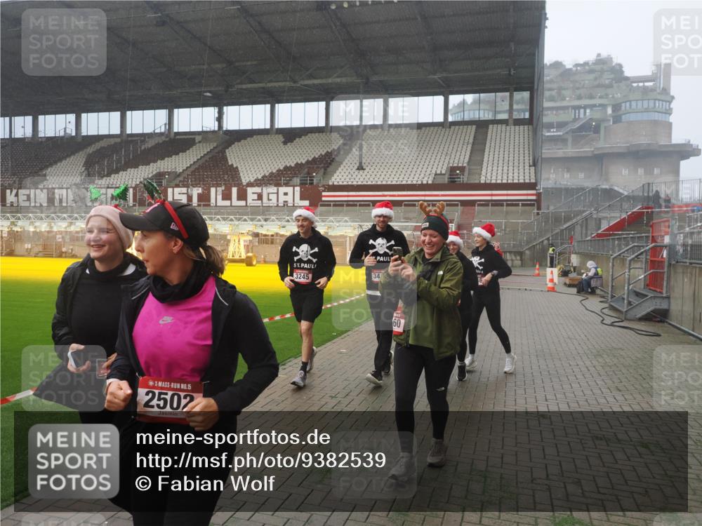 07.12.2025 - St. Pauli X-Mass-Run No. 15 Fabian Wolf http://msf.ph/oto/9382539 07.12.2025 10:10:02 Ziel 989, 1256, 1257, 1678, 1732, 2502, 2504, 2560, 3245, 3246, 3410, 3411 meine-sportfotos.de