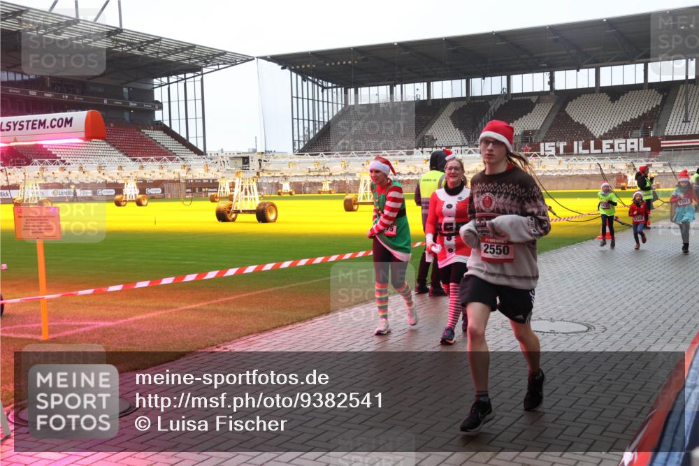 07.12.2025 - St. Pauli X-Mass-Run No. 15 Luisa Fischer http://msf.ph/oto/9382541 07.12.2025 11:22:59 Ziel 2550, 1349, 1391, 520, 1018, 1349, 1391, 1431, 2550, 2557, 2812, 2985, 3127, 3474, 3475, 3820, 3821 meine-sportfotos.de