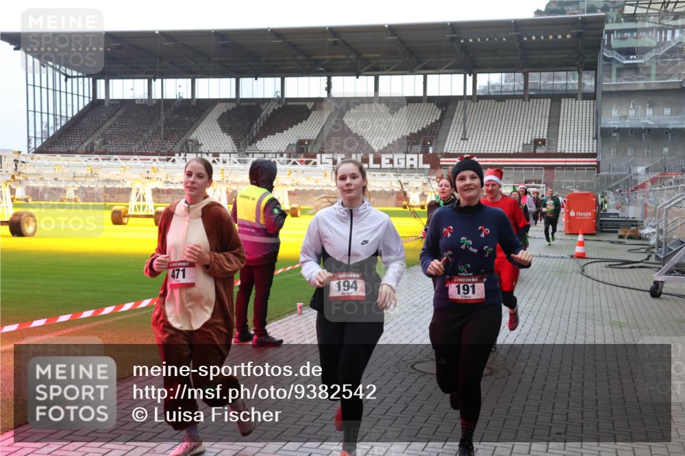 07.12.2025 - St. Pauli X-Mass-Run No. 15 Luisa Fischer http://msf.ph/oto/9382542 07.12.2025 10:49:38 Ziel 471, 194, 15, 191, 157, 191, 194, 379, 471, 590, 592, 890, 1019, 1155, 1164, 1166, 1273, 1274, 1370, 1372, 1663, 1895, 2299, 2301, 2421, 2512, 2515, 2764, 2765, 2921, 2933, 3366, 3369 meine-sportfotos.de
