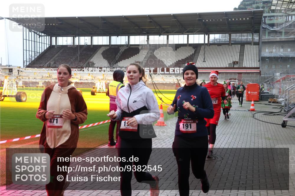07.12.2025 - St. Pauli X-Mass-Run No. 15 Luisa Fischer http://msf.ph/oto/9382545 07.12.2025 10:49:38 Ziel 471, 19, 15, 191, 72, 157, 191, 194, 379, 471, 590, 592, 890, 1019, 1155, 1164, 1166, 1273, 1274, 1370, 1372, 1663, 1895, 2299, 2301, 2421, 2512, 2515, 2764, 2765, 2921, 2933, 3366, 3369 meine-sportfotos.de