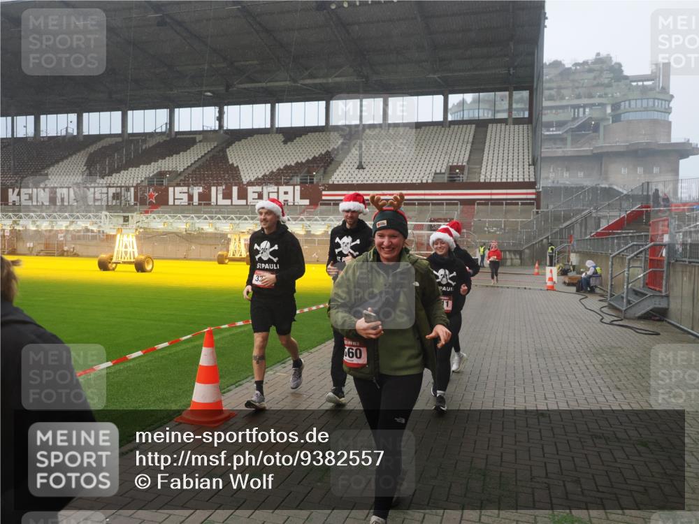 07.12.2025 - St. Pauli X-Mass-Run No. 15 Fabian Wolf http://msf.ph/oto/9382557 07.12.2025 10:10:03 Ziel 989, 1256, 1257, 1678, 1732, 2502, 2504, 2560, 3245, 3246, 3410, 3411 meine-sportfotos.de