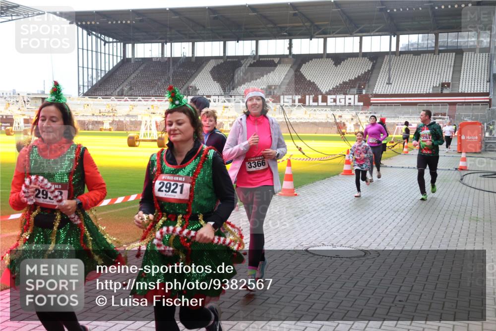 07.12.2025 - St. Pauli X-Mass-Run No. 15 Luisa Fischer http://msf.ph/oto/9382567 07.12.2025 10:49:44 Ziel 15, 2933, 15, 2921, 3366, 1273, 157, 191, 194, 379, 471, 890, 1019, 1155, 1164, 1166, 1179, 1273, 1274, 1370, 1372, 1663, 2299, 2301, 2421, 2515, 2764, 2765, 2921, 2933, 3366, 3369 meine-sportfotos.de