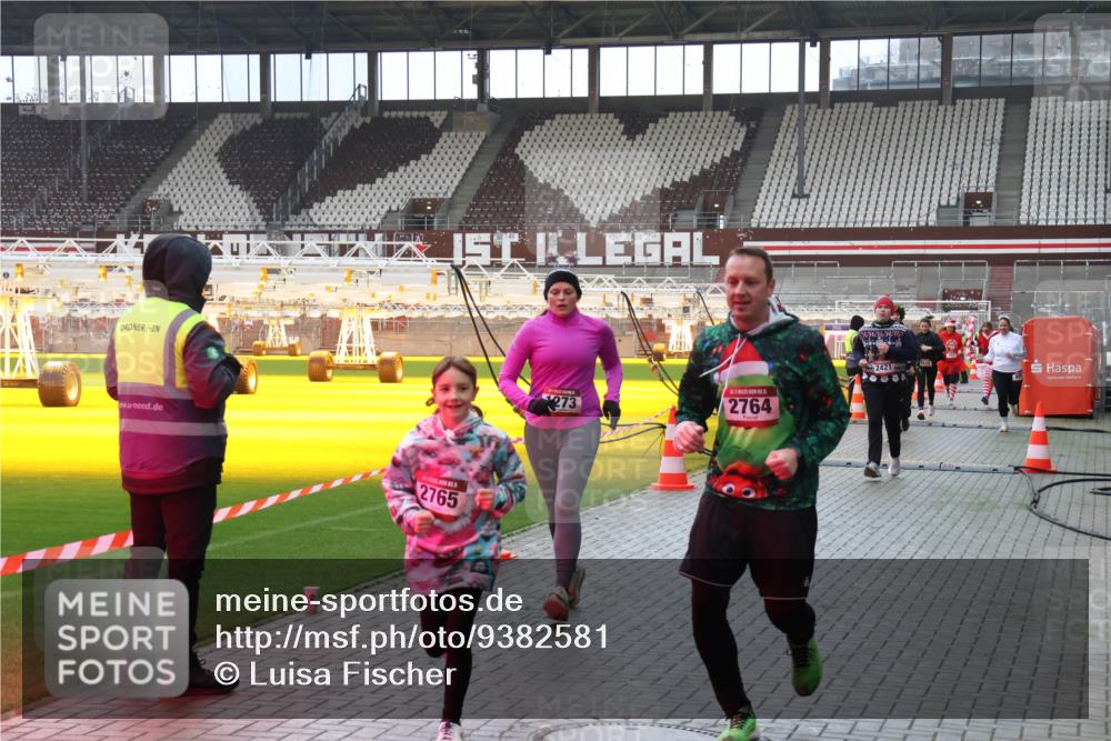 07.12.2025 - St. Pauli X-Mass-Run No. 15 Luisa Fischer http://msf.ph/oto/9382581 07.12.2025 10:49:46 Ziel 2765, 273, 2764, 2421, 157, 191, 194, 379, 471, 890, 1019, 1155, 1164, 1166, 1179, 1273, 1274, 1370, 1372, 1663, 2299, 2301, 2421, 2764, 2765, 2921, 2933, 3366, 3369 meine-sportfotos.de