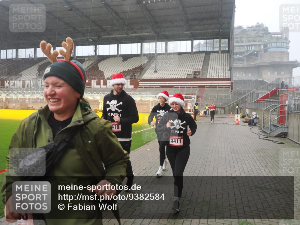 07.12.2025 - St. Pauli X-Mass-Run No. 15 Fabian Wolf http://msf.ph/oto/9382584 07.12.2025 10:10:03 Ziel 989, 1256, 1257, 1678, 1732, 2502, 2504, 2560, 3245, 3246, 3410, 3411 meine-sportfotos.de