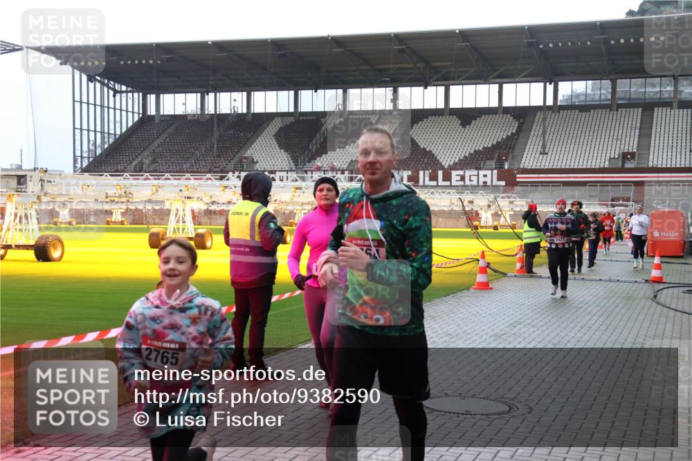 07.12.2025 - St. Pauli X-Mass-Run No. 15 Luisa Fischer http://msf.ph/oto/9382590 07.12.2025 10:49:47 Ziel 2765, 2421, 157, 191, 194, 379, 471, 890, 1019, 1155, 1164, 1166, 1179, 1273, 1274, 1370, 1372, 1663, 2299, 2301, 2421, 2764, 2765, 2921, 2933, 3366, 3369 meine-sportfotos.de
