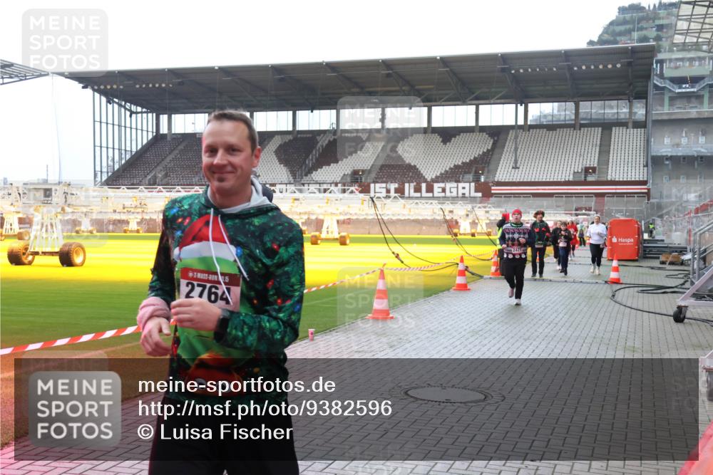 07.12.2025 - St. Pauli X-Mass-Run No. 15 Luisa Fischer http://msf.ph/oto/9382596 07.12.2025 10:49:48 Ziel 2764, 2421, 157, 191, 194, 379, 471, 890, 1019, 1155, 1164, 1166, 1179, 1273, 1274, 1370, 1372, 1663, 2299, 2301, 2421, 2764, 2765, 2921, 2933, 3366, 3369 meine-sportfotos.de