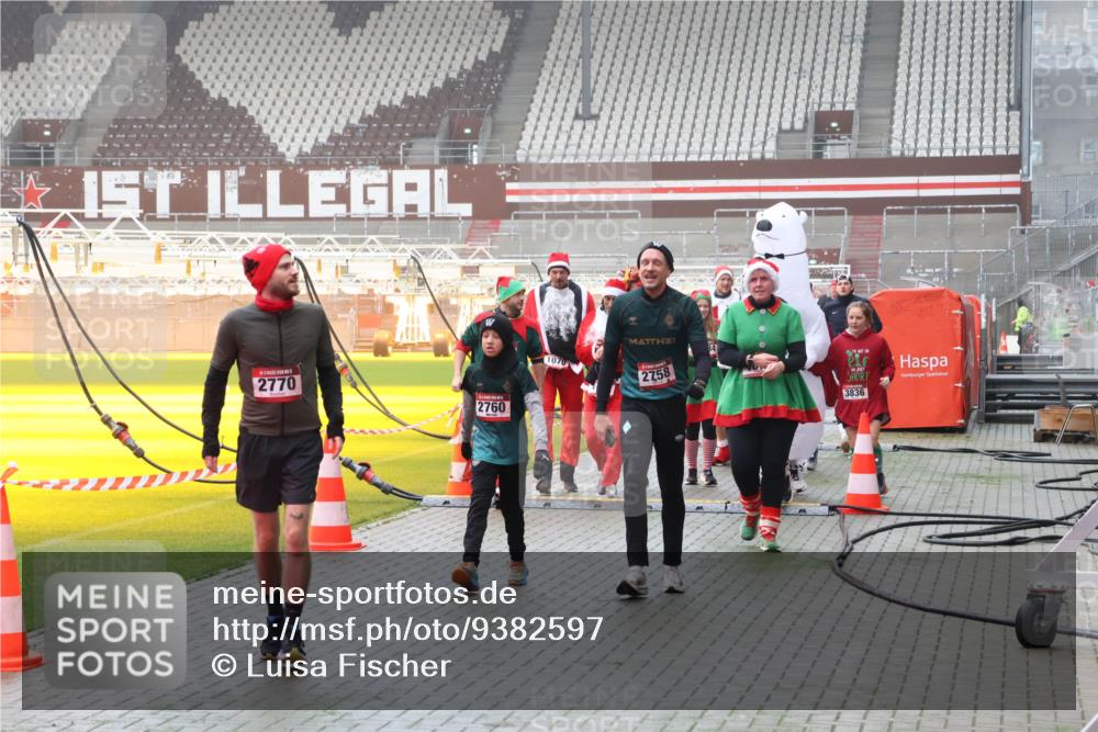 07.12.2025 - St. Pauli X-Mass-Run No. 15 Luisa Fischer http://msf.ph/oto/9382597 07.12.2025 10:13:08 Ziel 2770, 2760, 1070, 2758, 9, 3836, 9, 18, 80, 938, 1070, 1072, 1074, 1077, 1397, 2687, 2758, 2760, 2770, 3040, 3428, 3514, 3551, 3557, 3585, 3799, 3834, 3836, 4487 meine-sportfotos.de